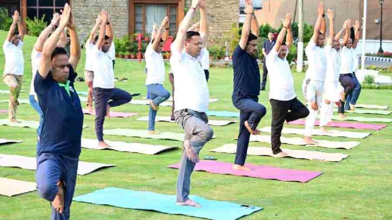 21 जून को आयोजित होने वाले अंतरराष्ट्रीय योग दिवस के उपलक्ष्य में मुख्यमंत्री ने अधिकारियों एवं कर्मचारियों के साथ किया योगाभ्यास