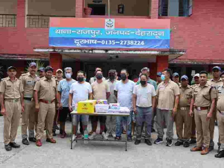 जुआरियो पर दून पुलिस की सर्जिकल स्ट्राइक, राजपुर क्षेत्र में मकान में चल रहे जुए के खेल का पुलिस ने किया भाड़ाफोड़, 1 विदेशी नागरिक सहित 13 जुआरियो को पुलिस ने किया गिरफ्तार