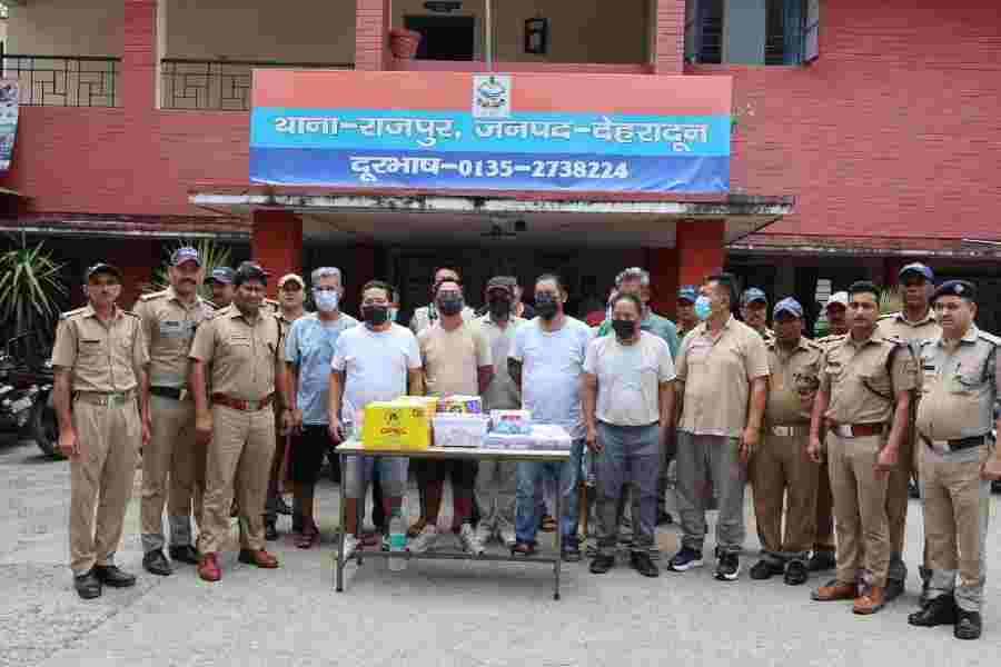 जुआरियो पर दून पुलिस की सर्जिकल स्ट्राइक, राजपुर क्षेत्र में मकान में चल रहे जुए के खेल का पुलिस ने किया भाड़ाफोड़, 1 विदेशी नागरिक सहित 13 जुआरियो को पुलिस ने किया गिरफ्तार