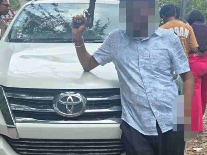 हवा में नकली पिस्टल लहराना पडा भारी, दून पुलिस ने उतारी खुमारी, वाहन चालक के विरुद्ध वैधानिक कार्यवाही करते हुए फारच्यूनर कार को एमवी एक्ट में किया सीज