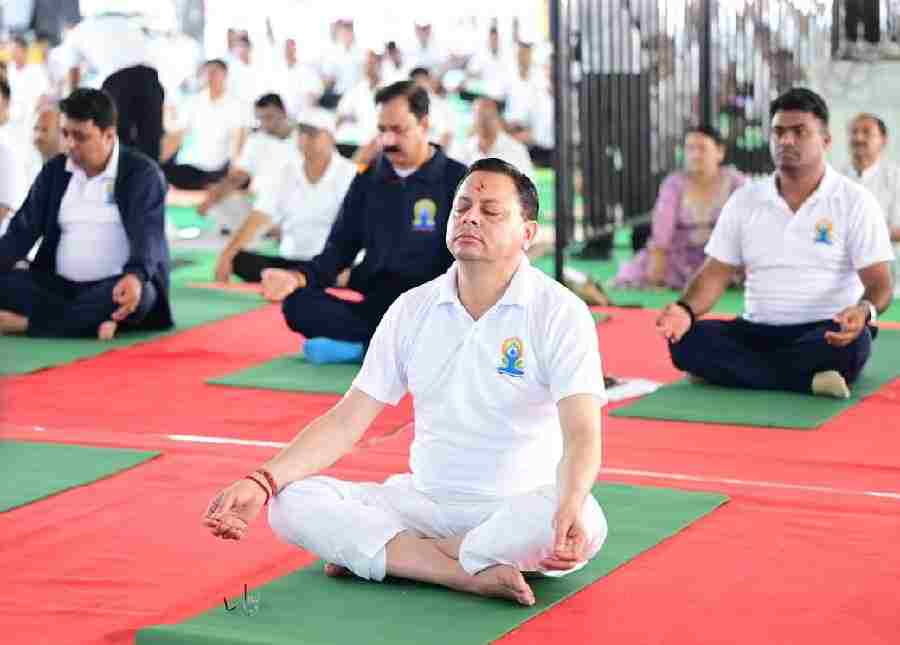 मुख्यमंत्री ने बनबसा में किया सामूहिक योगाभ्यास, योग को दैनिक जीवन का हिस्सा बनाने का किया आह्वान