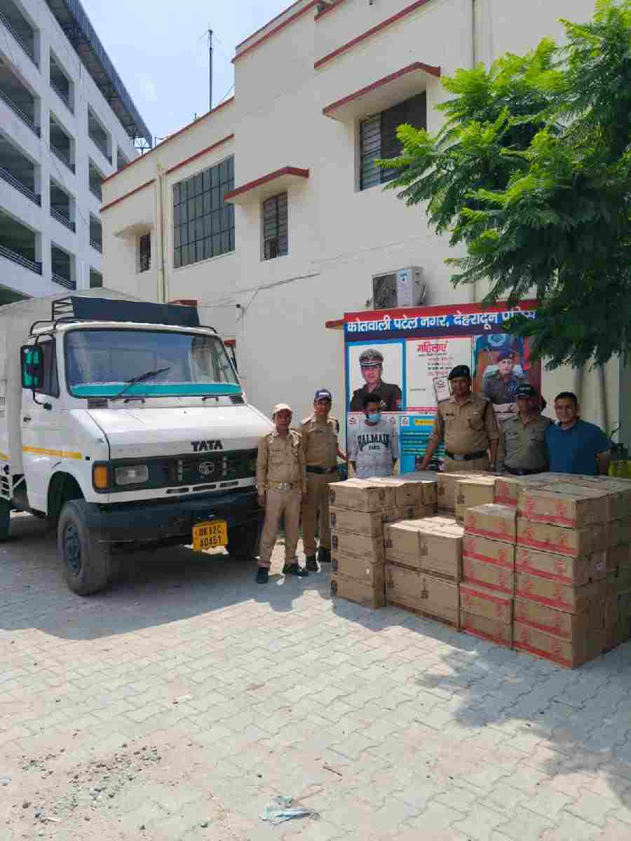 दून पुलिस तथा एसटीएफ उत्तराखंड की संयुक्त टीम ने 1 अवैध शराब तस्कर को किया गिरफ्तार, 8 लाख रुपये मूल्य की 80 पेटी अवैध अग्रेजी शराब को किया बरामद