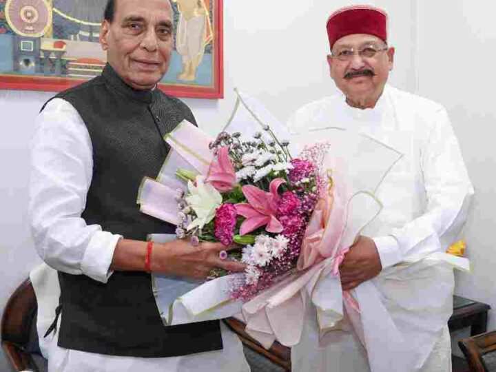 महाराज ने रक्षा मंत्री राजनाथ सिंह से की शिष्टाचार भेंट*  *युवाओं के लिए प्रदेश में हों अधिक से अधिक सेना भर्ती रैलियां