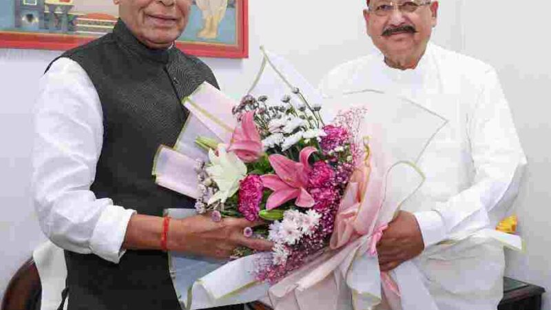 महाराज ने रक्षा मंत्री राजनाथ सिंह से की शिष्टाचार भेंट*  *युवाओं के लिए प्रदेश में हों अधिक से अधिक सेना भर्ती रैलियां