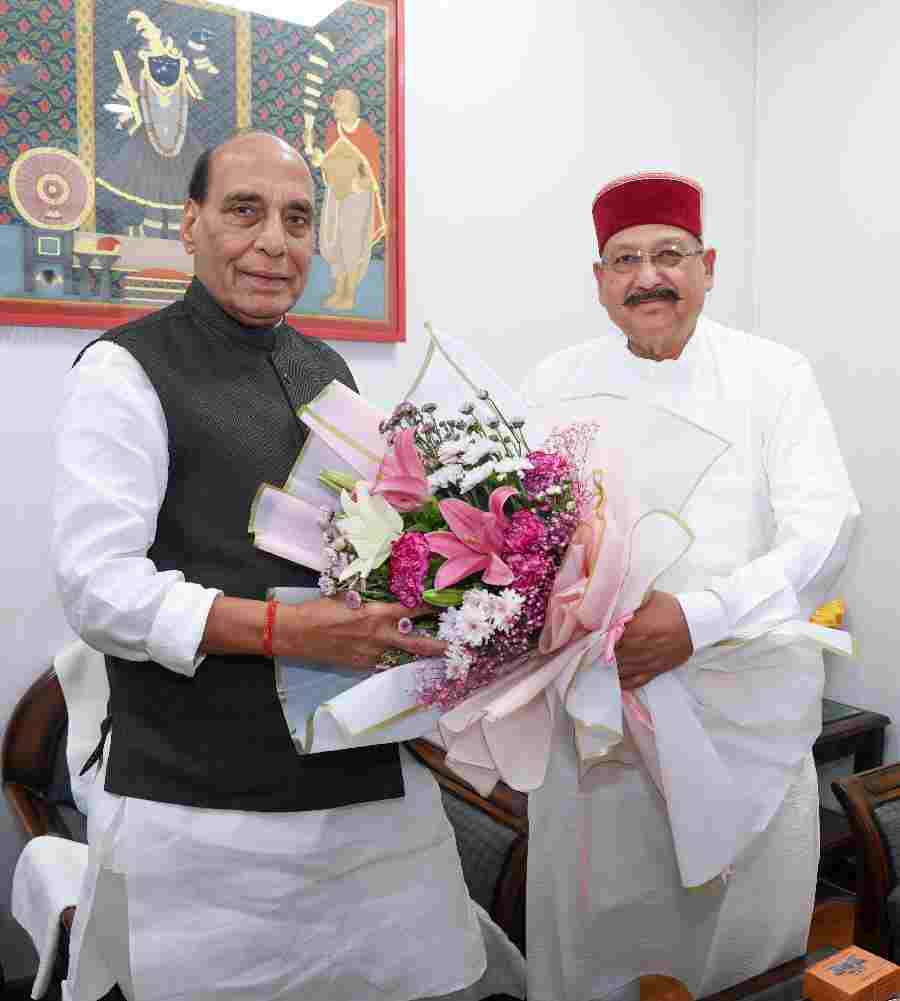 महाराज ने रक्षा मंत्री राजनाथ सिंह से की शिष्टाचार भेंट*  *युवाओं के लिए प्रदेश में हों अधिक से अधिक सेना भर्ती रैलियां