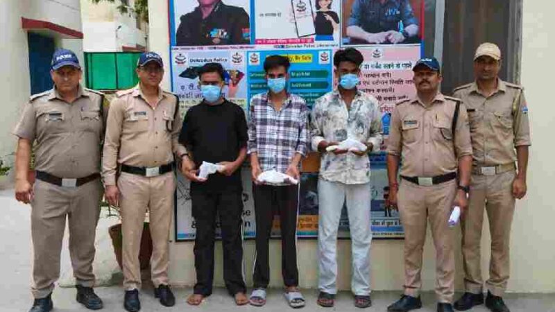 15 हजार रू0 का ईनामी अभियुक्त आया दून पुलिस के शिंकजे में, ईनामी अभियुक्त सहित 3 अभियुक्त गिरफ्तार