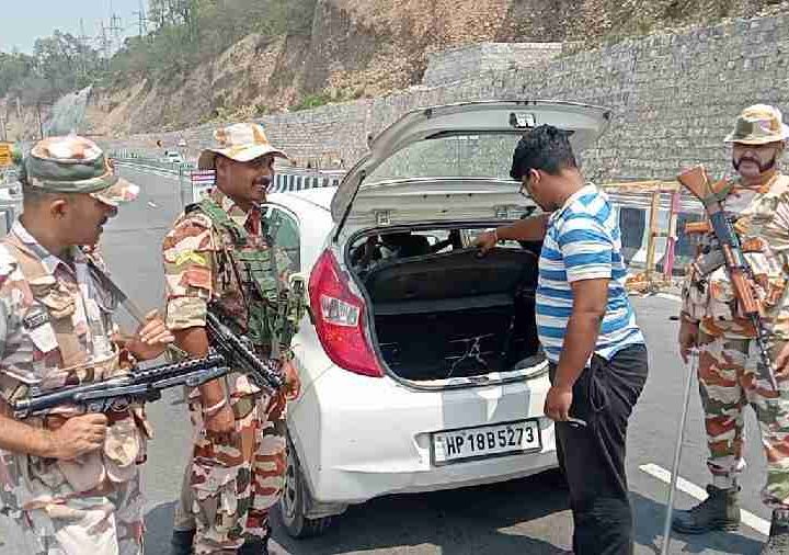 सम्पूर्ण जनपद में दून पुलिस द्वारा अलर्टनेस के साथ की जा रही चेकिंग, अंतरराज्यीय/अंतर्जनपदीय बॉर्डर व आंतरिक मार्गो पर पुलिस द्वारा संदिग्ध वाहन/व्यक्तियों की करी जा रही चेकिंग
