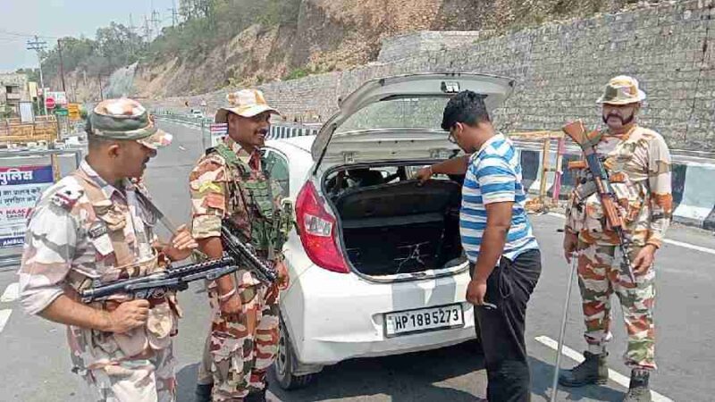 सम्पूर्ण जनपद में दून पुलिस द्वारा अलर्टनेस के साथ की जा रही चेकिंग, अंतरराज्यीय/अंतर्जनपदीय बॉर्डर व आंतरिक मार्गो पर पुलिस द्वारा संदिग्ध वाहन/व्यक्तियों की करी जा रही चेकिंग