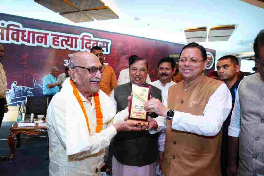 मुख्यमंत्री धामी ने संविधान हत्या दिवस के अवसर पर आयोजित कार्यक्रम में लोकतंत्र सेनानियों एवं उनके परिजनों का किया सम्मान, 25 जून 1975 को लगाया गया आपातकाल भारतीय लोकतंत्र के इतिहास का एक काला अध्याय था–सीएम