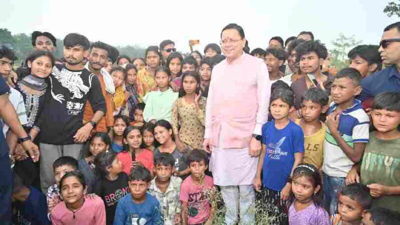 मुख्यमंत्री धामी को अपने बीच पाकर बच्चे हुए उत्साहित, जमकर खिंचवाईं तस्वीरें