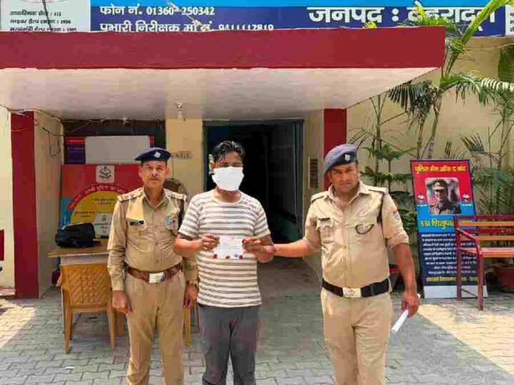 आपरेशन प्रहार के तहत कोतवाली विकासनगर पुलिस की गिरफ्त में आया शातिर नशा तस्कर, अभियुक्त के कब्जे से लगभग 3 लाख रू0 से अधिक मूल्य की अवैध स्मैक बरामद