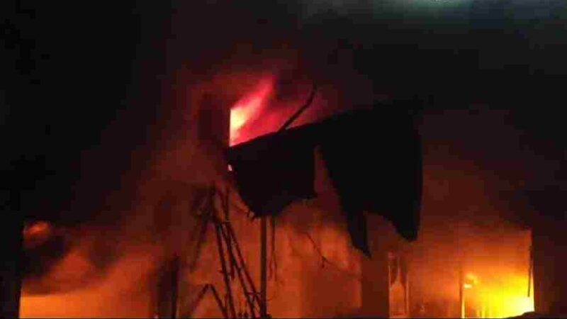 देहरादून में प्रिंस चौक के पास स्तिथ सीट कवर गोदाम में लगी भीषण आग