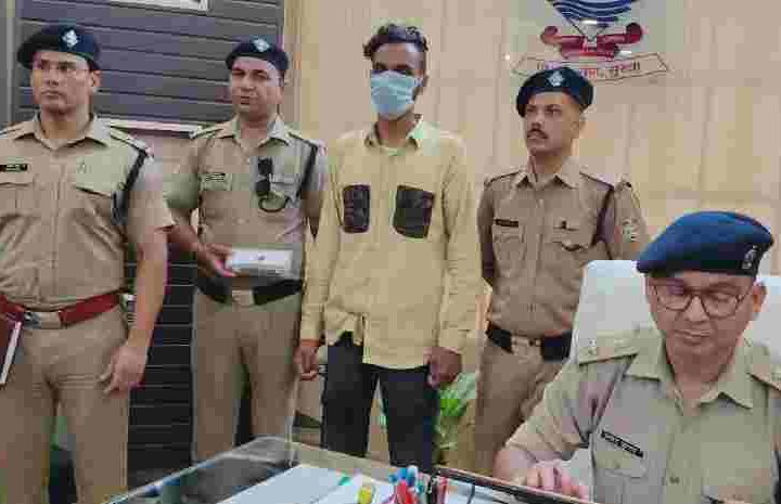 दून पुलिस ने सोशल मीडिया पर दहशत फैलाने की साजिश की नाकाम, उत्तराखण्ड के सभी थानों को बम विस्फोट की धमकी देने वाले अभियुक्त को किया गिरफ्तार