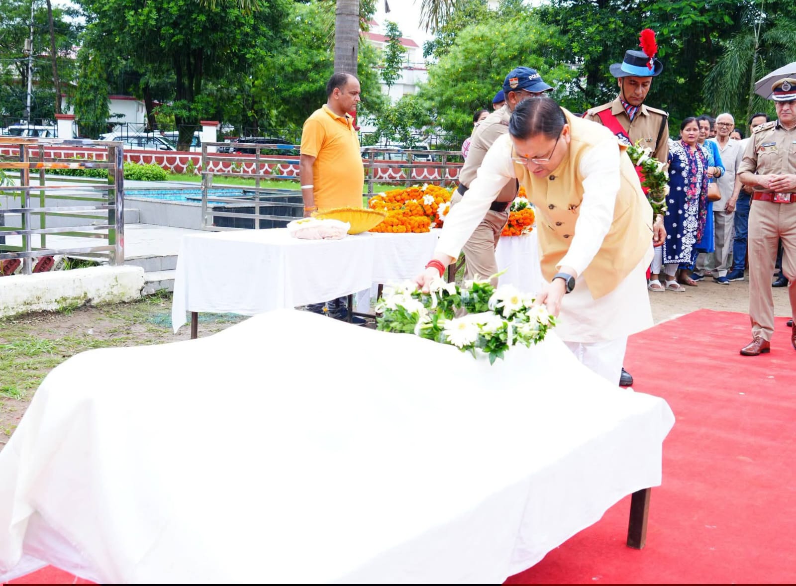 मुख्यमंत्री धामी ने एलआईयू निरीक्षक मनोज मनराल के आकस्मिक निधन पर किया गहरा दुःख व्यक्त, पुलिस लाइन में स्व. मनोज मनराल को की श्रद्धांजलि अर्पित