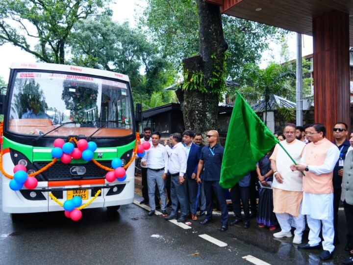 मुख्यमंत्री ने 11 स्वच्छ ईंधन आधारित वाहनों को किया फ्लैग ऑफ