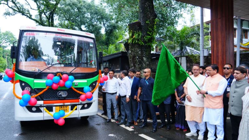 मुख्यमंत्री ने 11 स्वच्छ ईंधन आधारित वाहनों को किया फ्लैग ऑफ