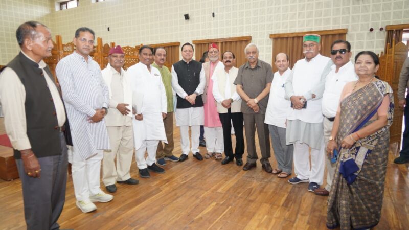 मुख्यमंत्री से पूर्व विधायकों ने की शिष्टाचार भेंट, सर्वाधिक कार्यकाल के लिए दी बधाई