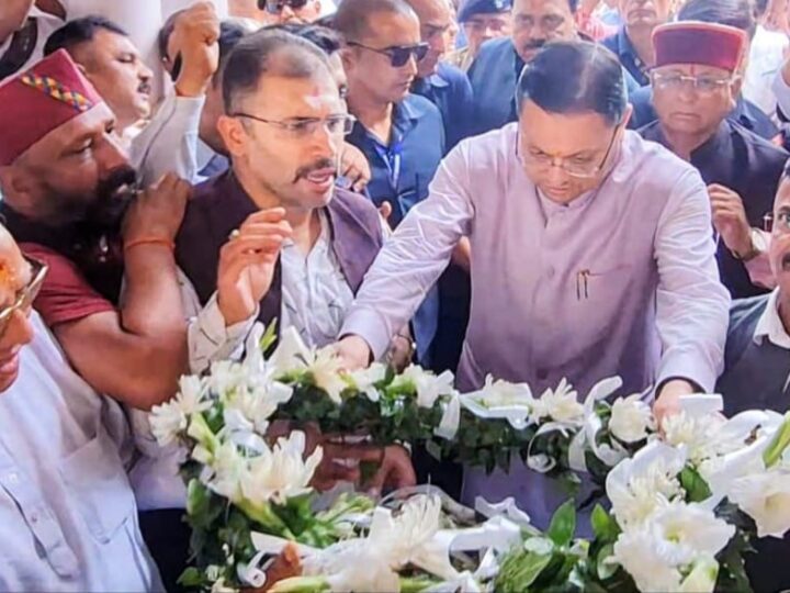 सीएम धामी ने पूर्व कैबिनेट मंत्री स्व.हीरा सिंह बिष्ट के निजी आवास पहुँचकर उनके पार्थिव शरीर पर पुष्पचक्र अर्पित कर दी श्रद्धांजलि