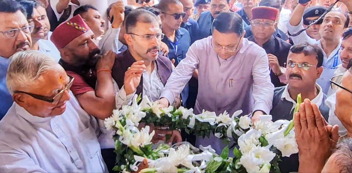 सीएम धामी ने पूर्व कैबिनेट मंत्री स्व.हीरा सिंह बिष्ट के निजी आवास पहुँचकर उनके पार्थिव शरीर पर पुष्पचक्र अर्पित कर दी श्रद्धांजलि