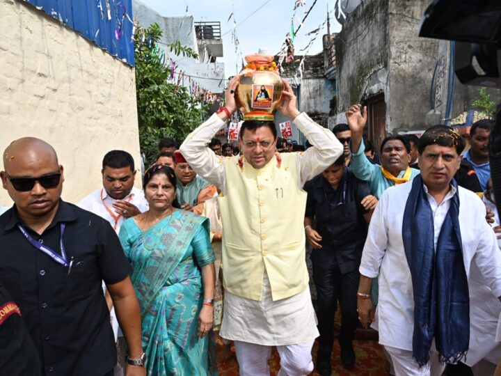 भगवानपुर में आयोजित कलश बंधन महारैली में मुख्यमंत्री धामी ने संत शिरोमणि गुरु रविदास जी के मंदिर में पूजा-अर्चना कर कलश यात्रा का किया शुभारंभ