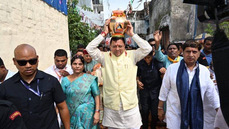 भगवानपुर में आयोजित कलश बंधन महारैली में मुख्यमंत्री धामी ने संत शिरोमणि गुरु रविदास जी के मंदिर में पूजा-अर्चना कर कलश यात्रा का किया शुभारंभ