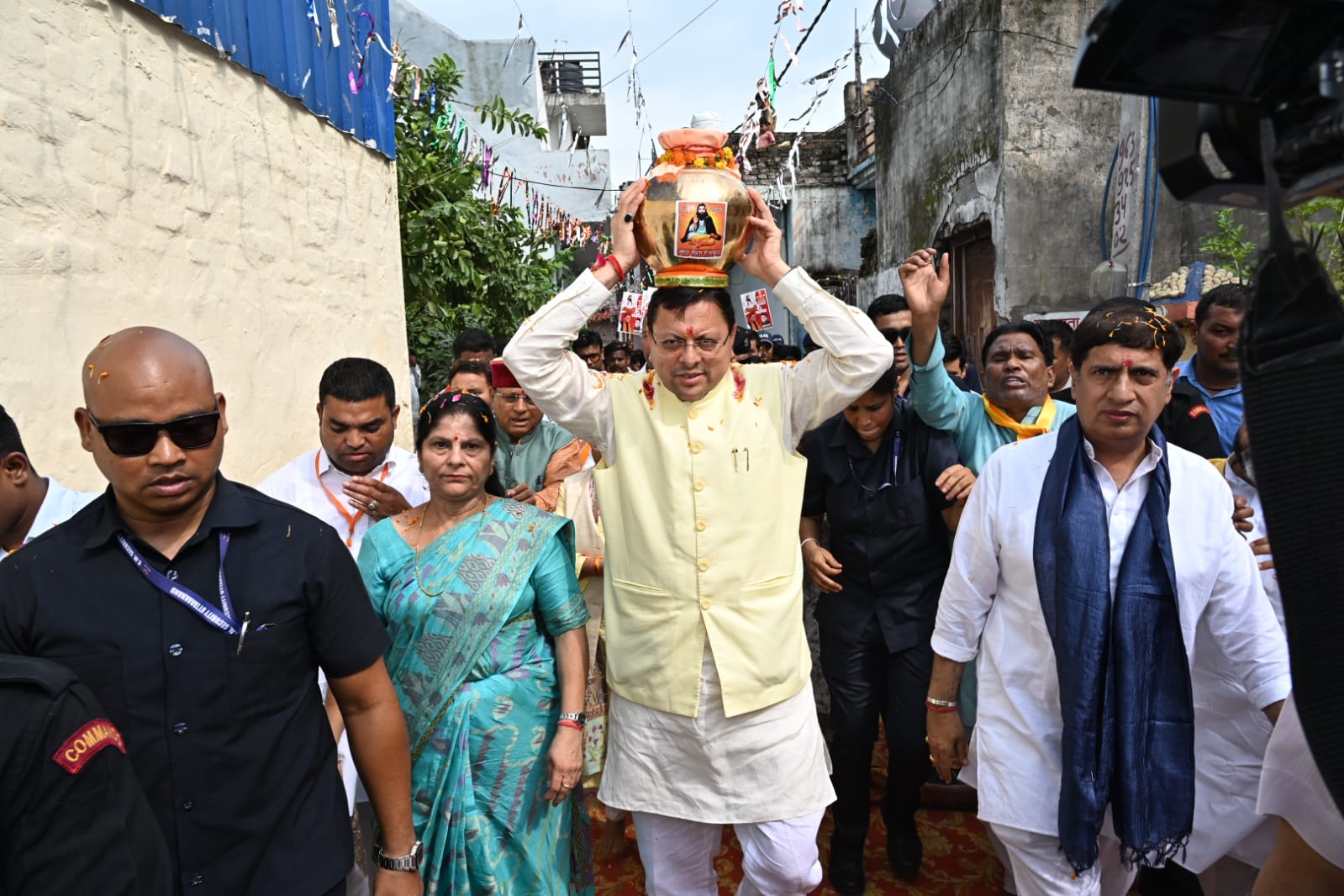 भगवानपुर में आयोजित कलश बंधन महारैली में मुख्यमंत्री धामी ने संत शिरोमणि गुरु रविदास जी के मंदिर में पूजा-अर्चना कर कलश यात्रा का किया शुभारंभ