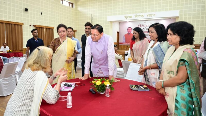मुख्यमंत्री ने मुख्य सेवक सदन में लेखकों एवं साहित्यकारों से किया संवाद, उत्तराखंड के विकास, सांस्कृतिक संरक्षण और सामाजिक परिवर्तन में साहित्यकारों की भूमिका पर हुई चर्चा