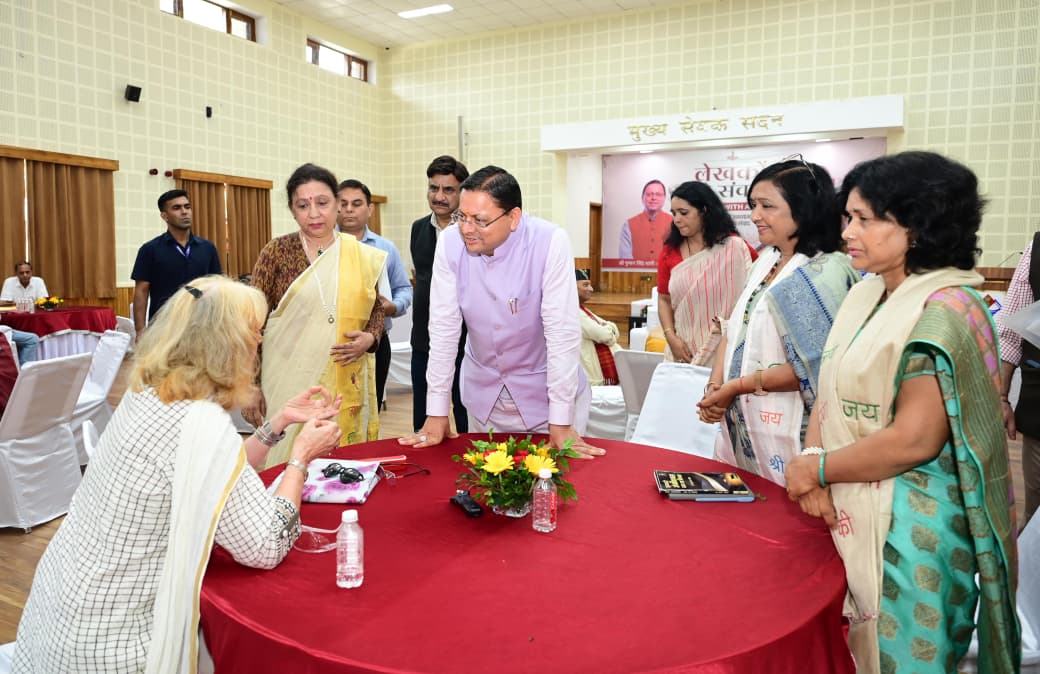 मुख्यमंत्री ने मुख्य सेवक सदन में लेखकों एवं साहित्यकारों से किया संवाद, उत्तराखंड के विकास, सांस्कृतिक संरक्षण और सामाजिक परिवर्तन में साहित्यकारों की भूमिका पर हुई चर्चा