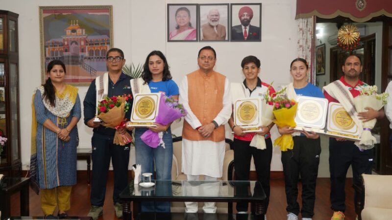 मुख्यमंत्री धामी से मिलीं अंतरराष्ट्रीय स्तर पर पदक जीतने वाली उत्तराखंड की महिला मुक्केबाज, मुख्यमंत्री ने किया सम्मानित