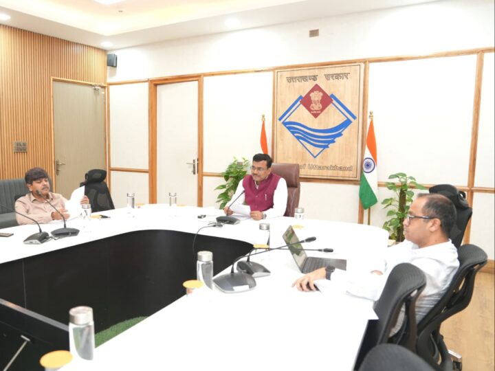मुख्य सचिव आनन्द बर्द्धन ने जिलाधिकारियों के साथ बैठक के दौरान शिक्षा विभाग के तहत पीएम पोषण एवं समग्र शिक्षा की समीक्षा की