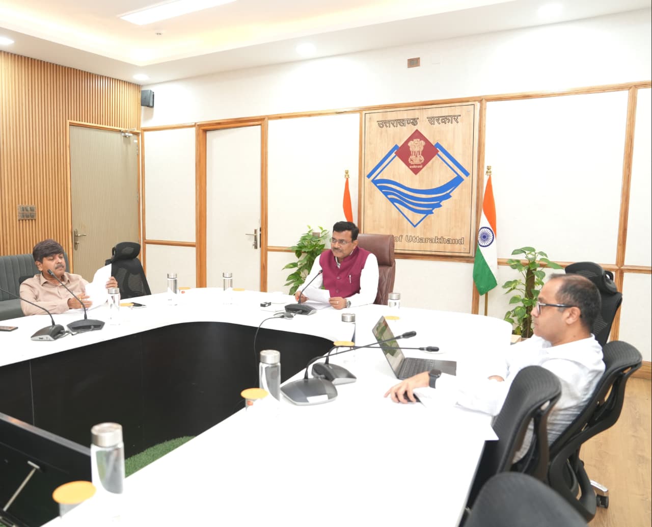मुख्य सचिव आनन्द बर्द्धन ने जिलाधिकारियों के साथ बैठक के दौरान शिक्षा विभाग के तहत पीएम पोषण एवं समग्र शिक्षा की समीक्षा की