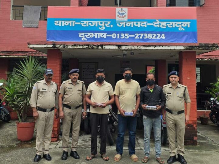 कबाड़ बीनने की आड़ में बंद मकान से की लाखों की चोरी, 3 शातिर चोरों को माल के साथ पुलिस ने किया गिरफ्तार