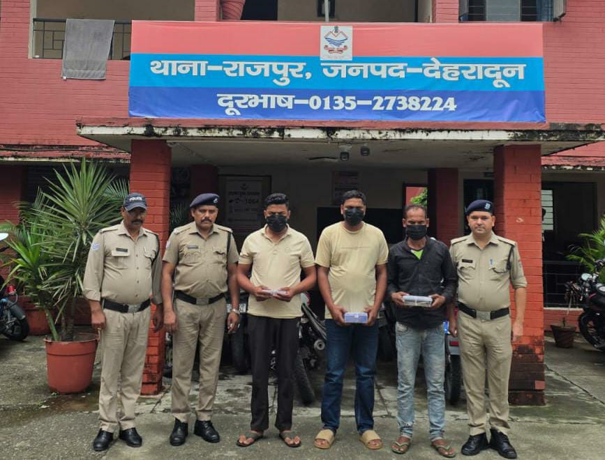 कबाड़ बीनने की आड़ में बंद मकान से की लाखों की चोरी, 3 शातिर चोरों को माल के साथ पुलिस ने किया गिरफ्तार