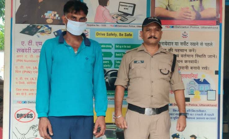 6 माह से फरार चल रहे 25 हजार के ईनामी अभियुक्त को दून पुलिस ने हरिद्वार से किया गिरफ्तार
