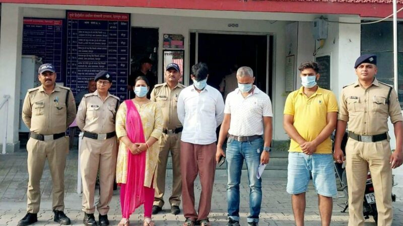 सार्वजनिक स्थान पर आपस में मारपीट कर लोक शांति भंग करने वाले 4 व्यक्तियों को पुलिस ने किया गिरफ्तार, एमडीडीए द्वारा सीलिंग की कार्यवाही के दौरान एक दूसरे के साथ कर रहे थे मारपीट