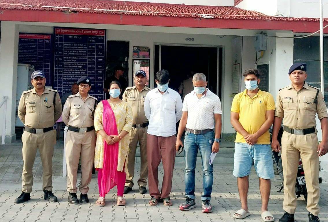 सार्वजनिक स्थान पर आपस में मारपीट कर लोक शांति भंग करने वाले 4 व्यक्तियों को पुलिस ने किया गिरफ्तार, एमडीडीए द्वारा सीलिंग की कार्यवाही के दौरान एक दूसरे के साथ कर रहे थे मारपीट