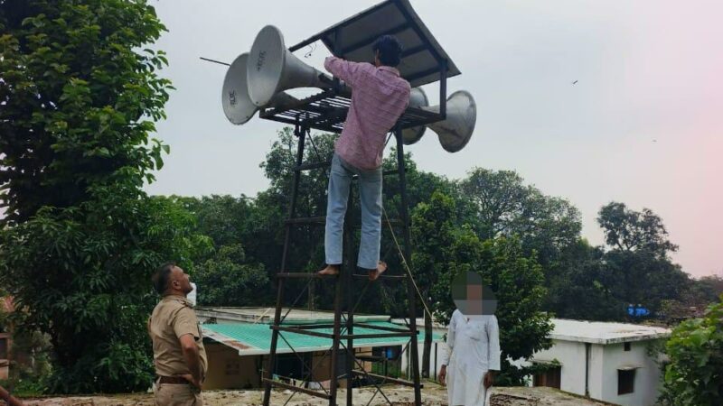 बिना अनुमति एवं निर्धारित मानकों के विपरीत संचालित लाउडस्पीकरों पर की गई कार्रवाई, निर्धारित मानकों से अधिक ध्वनि में बजने वाले लाउडस्पीकर धार्मिक स्थलों से गये हटवाये