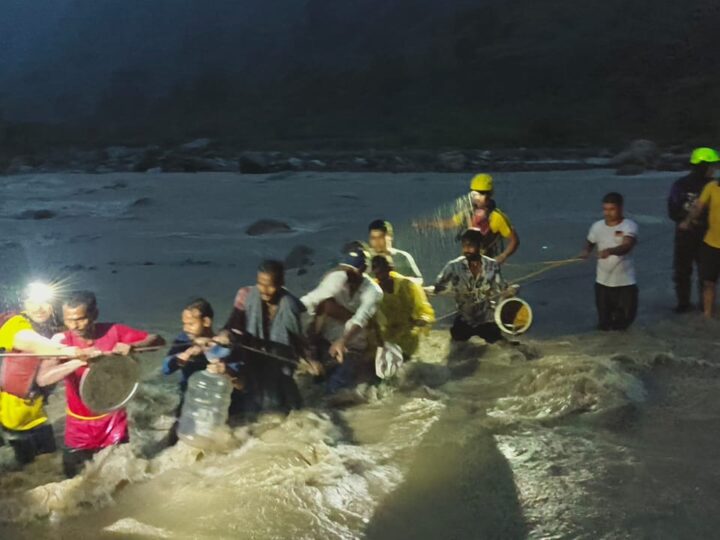 संतला देवी मंदिर के समीप उफनती नदी के बीच टापू पर फंसे 7 लोग, एसडीआरएफ ने साहसिक अभियान चलाकर सकुशल बचाया