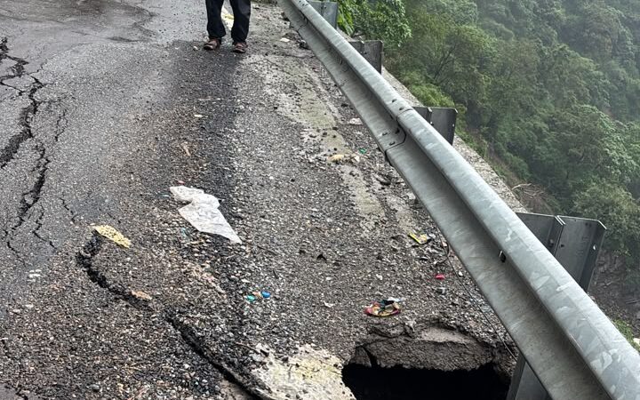 देहरादून मसूरी मोटर मार्ग के किमी-20 पर सड़क का बड़ा हिस्सा धंसा, प्रशासन ने रास्ता किया बंद