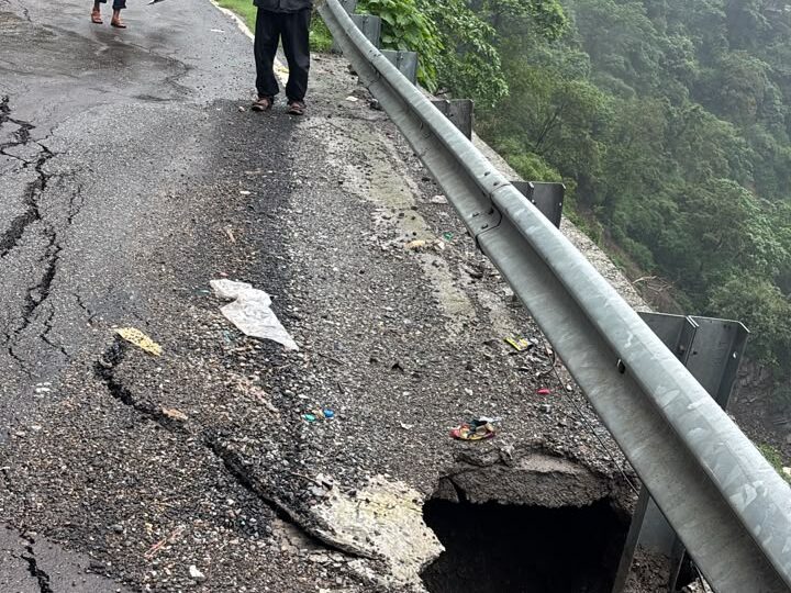 देहरादून मसूरी मोटर मार्ग के किमी-20 पर सड़क का बड़ा हिस्सा धंसा, प्रशासन ने रास्ता किया बंद