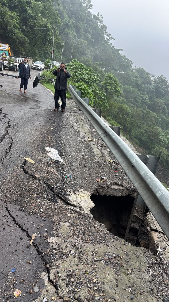 देहरादून मसूरी मोटर मार्ग के किमी-20 पर सड़क का बड़ा हिस्सा धंसा, प्रशासन ने रास्ता किया बंद