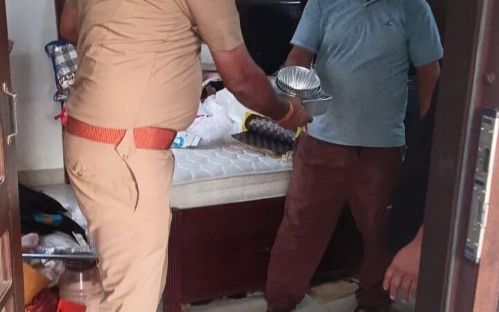 करोड़ों रुपए की धोखाधड़ी कर फरार चल रहे अभियुक्त के घर की पुलिस द्वारा की गई कुर्की