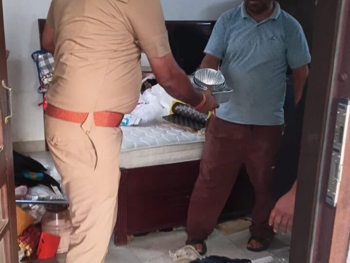 करोड़ों रुपए की धोखाधड़ी कर फरार चल रहे अभियुक्त के घर की पुलिस द्वारा की गई कुर्की