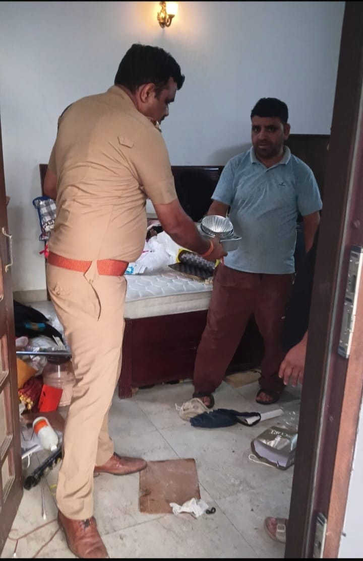 करोड़ों रुपए की धोखाधड़ी कर फरार चल रहे अभियुक्त के घर की पुलिस द्वारा की गई कुर्की