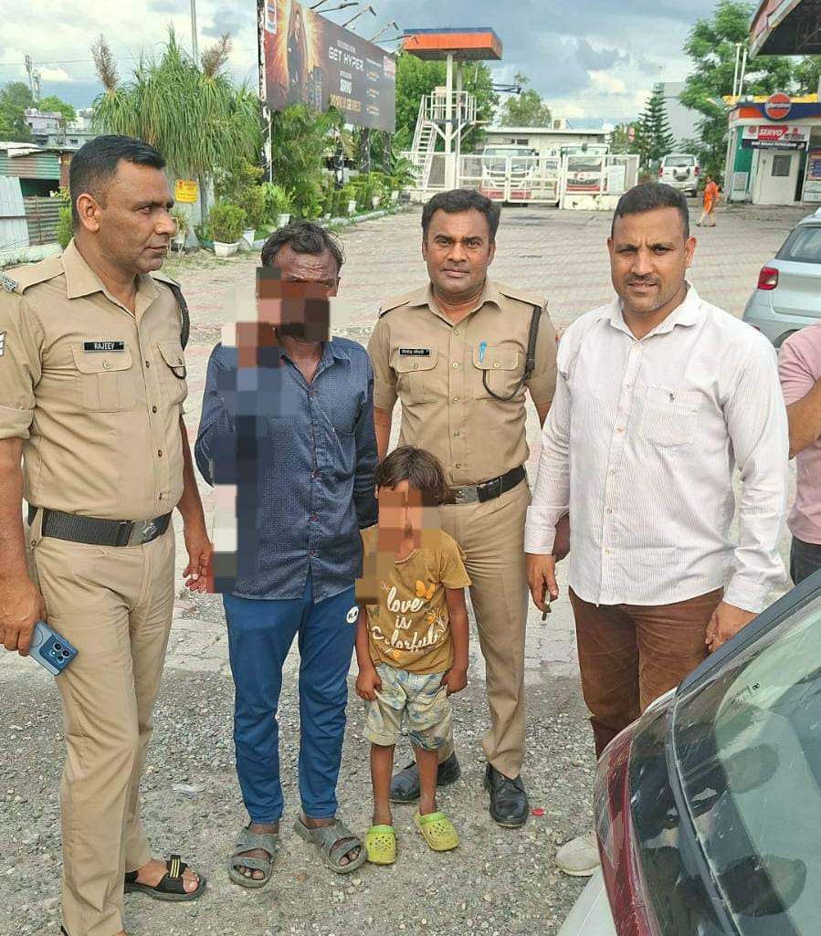 डोईवाला क्षेत्र से गुमशुदा 6 वर्षीय बालिका को 2 घंटे के अंदर दून पुलिस ने सकुशल बरामद कर किया परिजनों के सुपुर्द