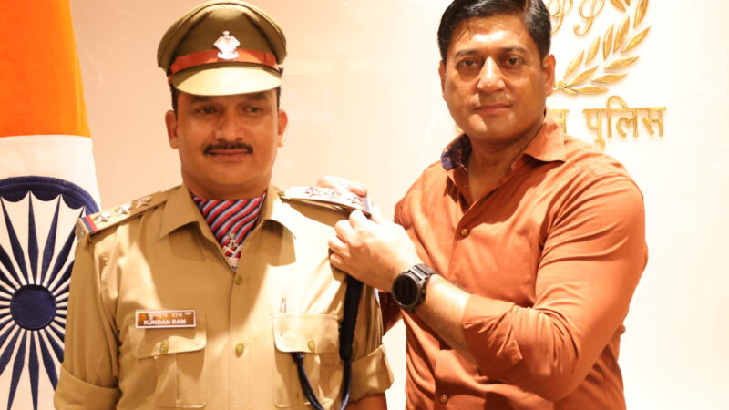 उप निरीक्षक पद से निरीक्षक नागरिक पुलिस के पद पर पदोन्नत अधिकारी के सम्मान में किया गया पिपिंग सेरेमनी का आयोजन, एसएसपी देहरादून ने उप निरीक्षक पद से निरीक्षक नागरिक पुलिस के पद पर पदोन्नत पुलिस अधिकारी को पदोन्नति पद के अलंकरण से किया अलंकृत