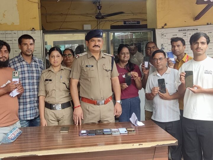 खोये मोबाइलों को वापस लौटाकर दून पुलिस ने बिखेरी चेहरों पर मुस्कान, 3 लाख से अधिक कीमत के गुम हुए 15 मोबाइल फोनो को बरामद कर किया मोबाईल स्वामियों के सुपुर्द