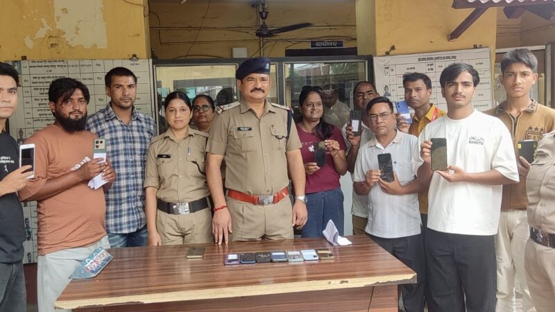 खोये मोबाइलों को वापस लौटाकर दून पुलिस ने बिखेरी चेहरों पर मुस्कान, 3 लाख से अधिक कीमत के गुम हुए 15 मोबाइल फोनो को बरामद कर किया मोबाईल स्वामियों के सुपुर्द