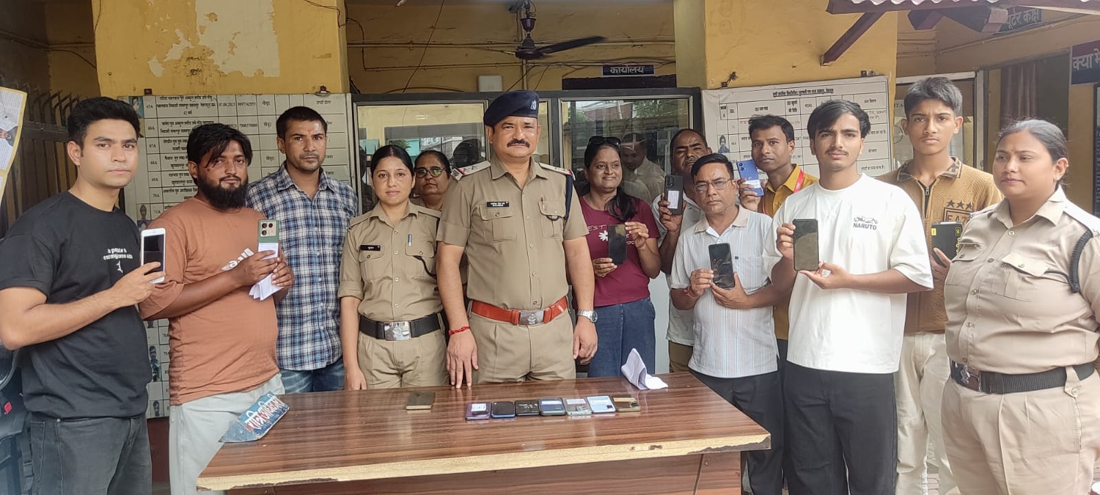 खोये मोबाइलों को वापस लौटाकर दून पुलिस ने बिखेरी चेहरों पर मुस्कान, 3 लाख से अधिक कीमत के गुम हुए 15 मोबाइल फोनो को बरामद कर किया मोबाईल स्वामियों के सुपुर्द