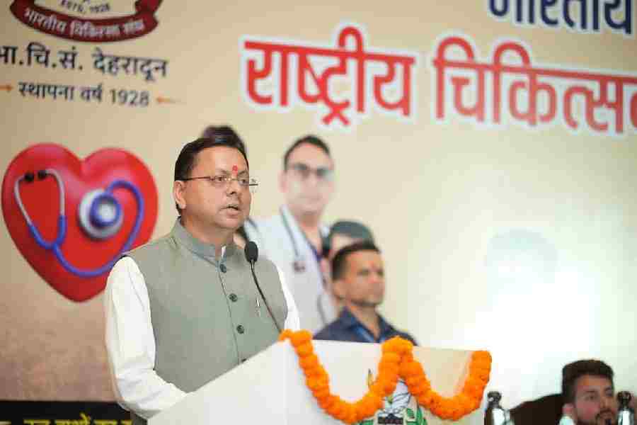 मुख्यमंत्री धामी ने डॉक्टर्स डे पर चिकित्सकों को बताया “देवभूमि के आरोग्य प्रहरी”, सेवा भावना को किया नमन, स्वास्थ्य सेवाओं के सुदृढ़ीकरण को लेकर उत्तराखंड सरकार प्रतिबद्ध : मुख्यमंत्री